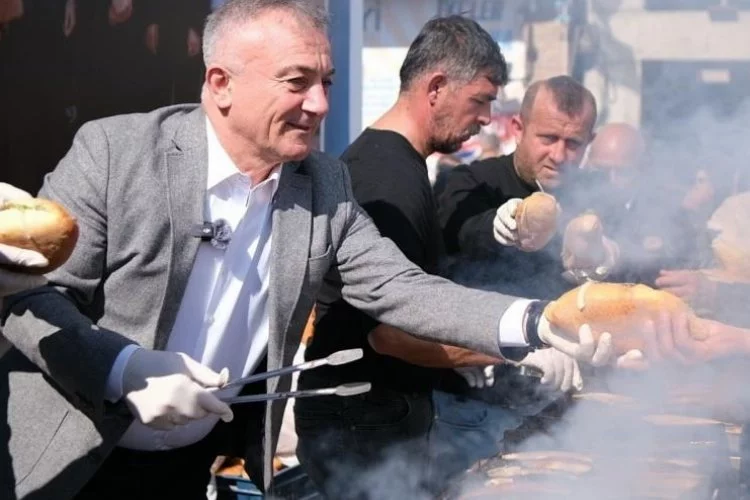 Başkan Sesli, seçim bürosu önünde binlerce kişiye balık ekmek dağıttı