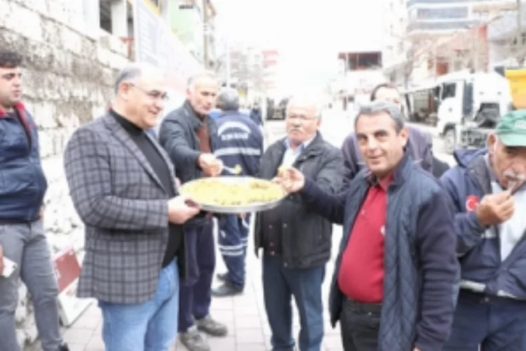 Başkan Çay’dan Büyükşehir personeline baklava ikramı