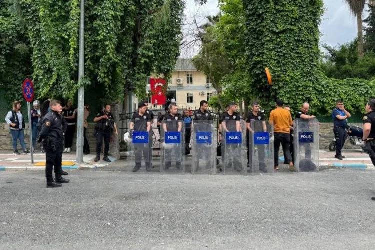 Başkanının DEM Parti'den istifası sonrası belediye önünde güvenlik önlemleri alındı