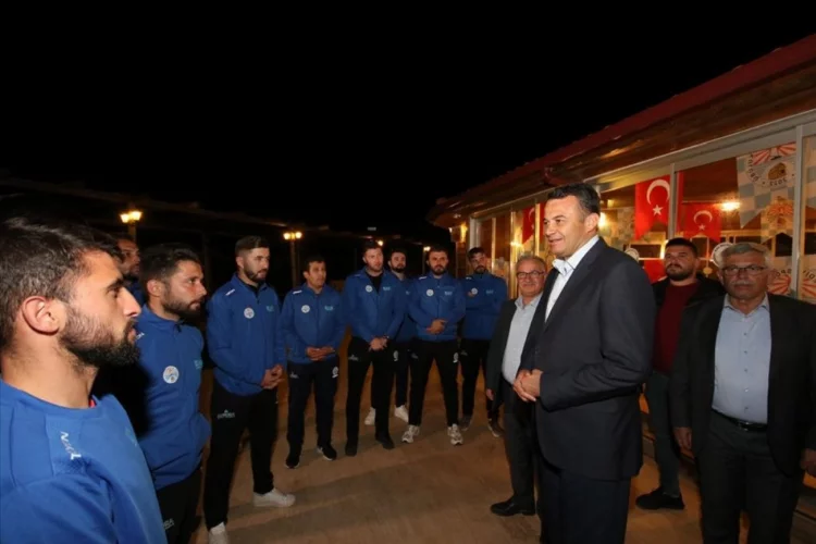 Başkan Ulutaş, Kaş Belediyespor yöneticileri ve futbolcularıyla buluştu