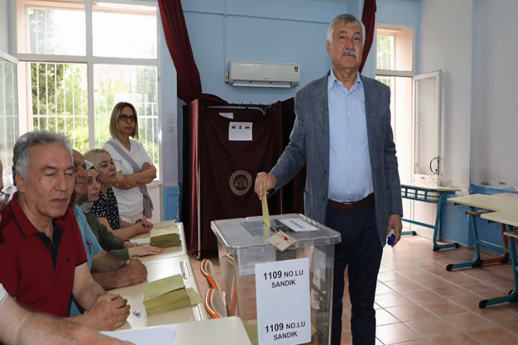 Başkan Zeydan Karalar ve eşi Nuray Karalar oy kulandı