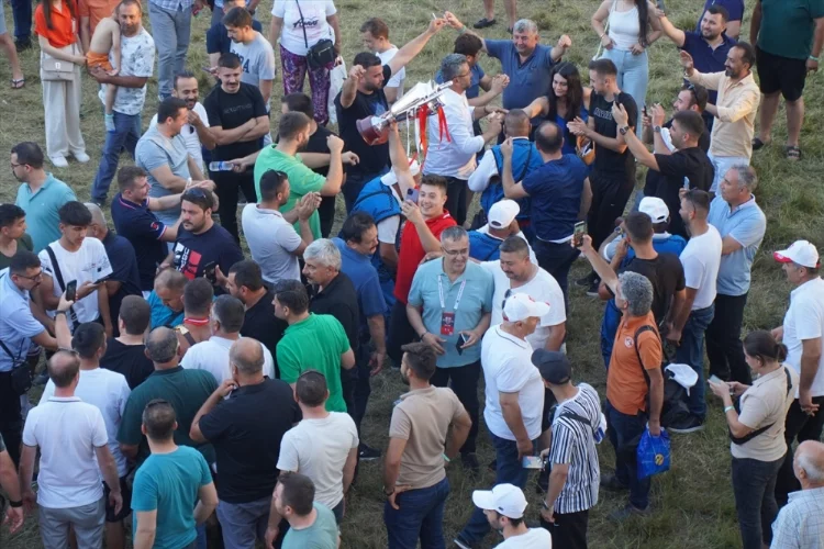 Başpehlivan Zeybek'in taraftarları er meydanında "Cezayir Türküsü" ile zaferi kutladı