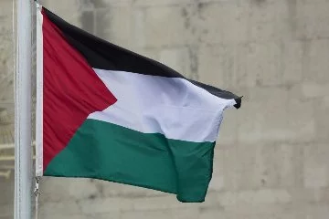 Batı Şeria'da İsrailli Yerleşimci Filistin bayrağına tekme attı