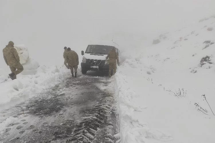 Batman'da yoğun kar nedeniyle saplanan minibüs, jandarma ekipleri tarafından kurtarıldı