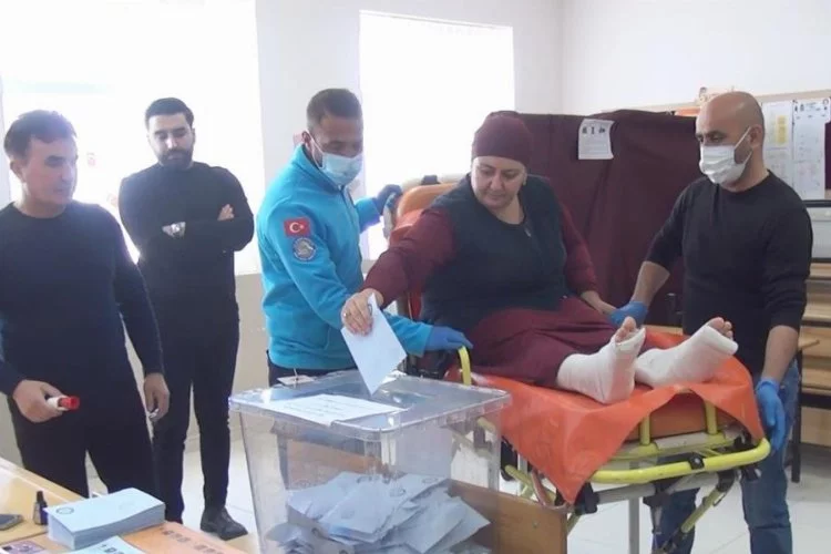 Bitlis'in Ahlat İlçesinde yatağa bağımlı hastalar ambulanslarla sandığa taşındı