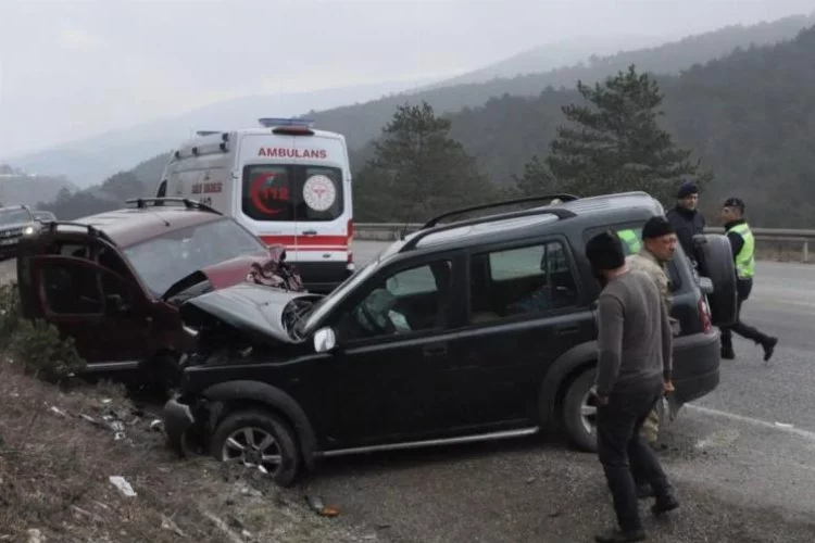 Bolu-Mudurnu yolunda ciple ticari aracın çarpışması sonucu 4 kişi yaralandı