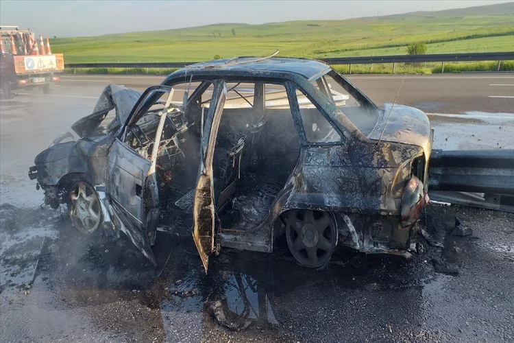 BOLU - Bariyere çarparak yanan otomobildeki 3 kişi yaralandı