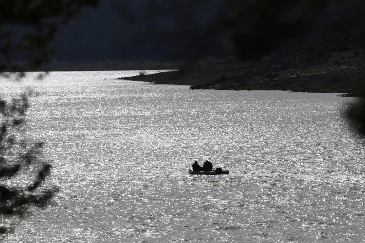 Bolu'da gölette teknenin alabora olması sonucu kaybolan kişiyi arama çalışmaları sürüyor