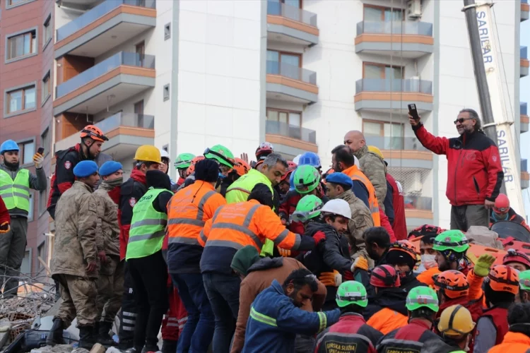 Boşnak ve Özbek ekipler Hatay'da bir can daha kurtarmak için mücadele ediyor