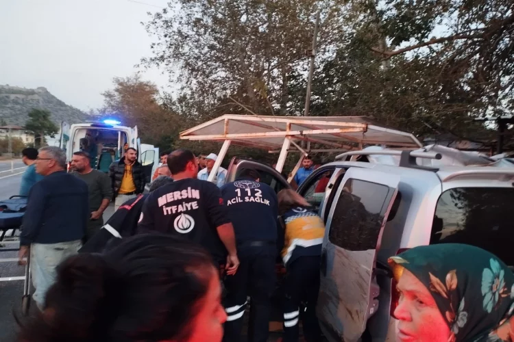 Bozyazı'da meyve tablasına çarpan hafif ticari aracın sürücüsü yaralandı