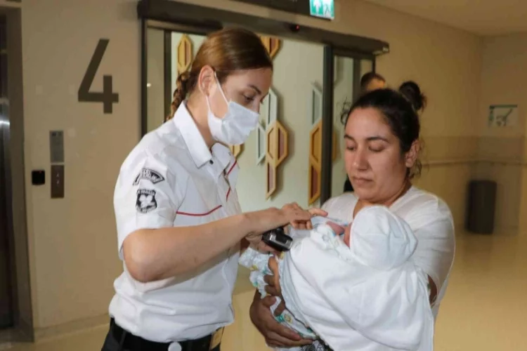 Bu hastanede bebekler ve anneleri çipli bileklikler ile güvende