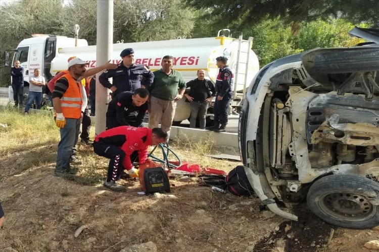 Burdur'da ağaca çarpan otomobildeki baba oğul öldü