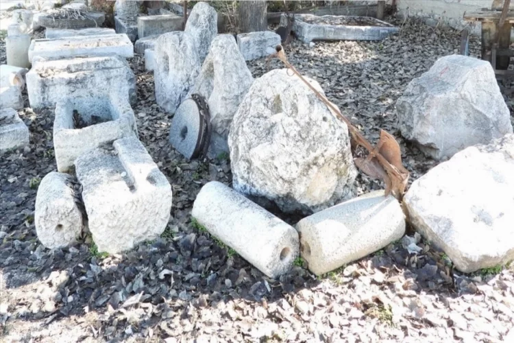 Burdur'da bir evin bahçesinde tarihi eser kalıntıları bulundu