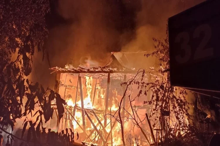 Burdur'da iki katlı ahşap evde çıkan yangın söndürüldü