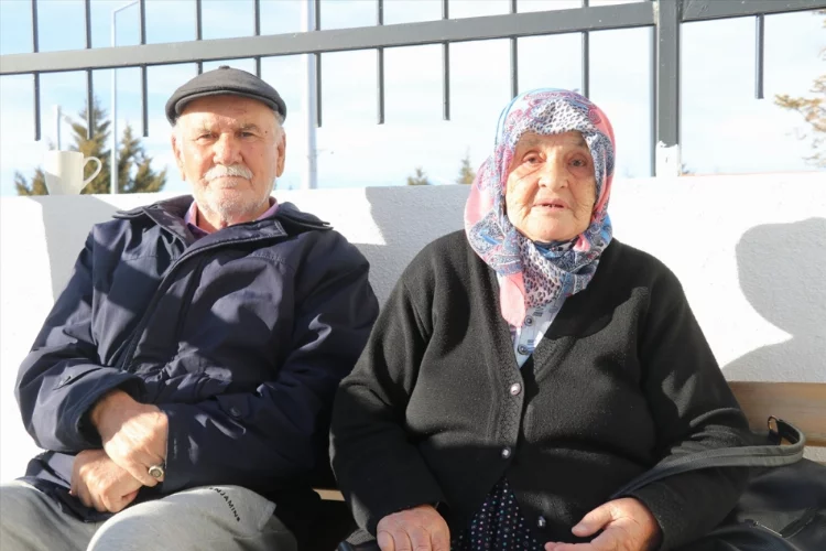 Burdur'daki KYK yurdunda kalan depremzedeler, acılarını paylaşarak afetin izlerini silmeye çalışıyor