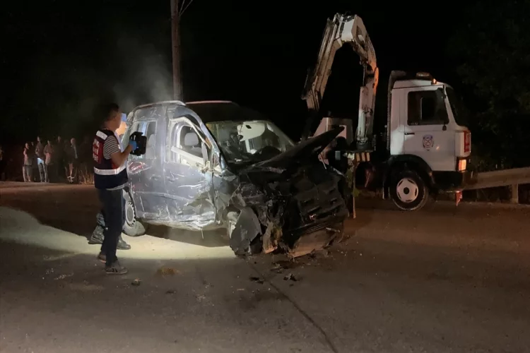 Burdur'da şarampole devrilen hafif ticari aracın sürücüsü öldü