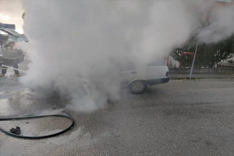 Burdur'da seyir halindeki otomobilde çıkan yangın söndürüldü