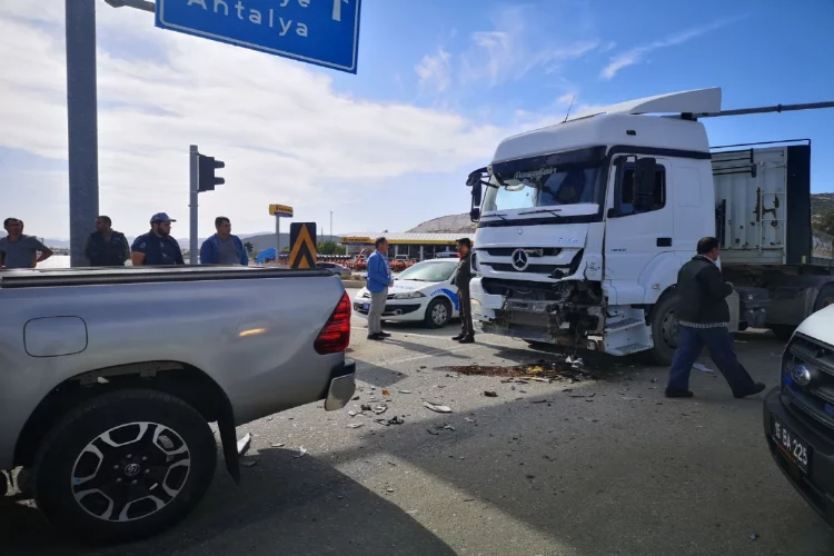Burdur'da tırla çarpışan hafif ticari aracın sürücüsü yaralandı