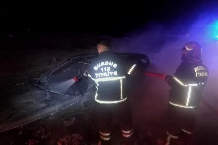 Burdur'da yanan otomobilin sürücüsü yaralandı
