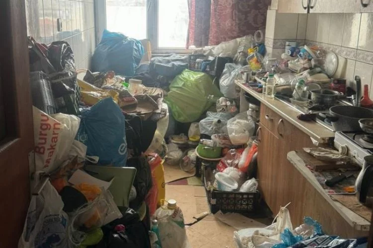 Bursa'da ev sahibi kiracılar tarafından çöp ev olarak kullanılmasından şikayetçi