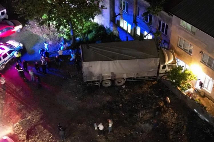 Bursa'da freni boşalan araç önce elektrik direğine çarptı, ardından eve girdi