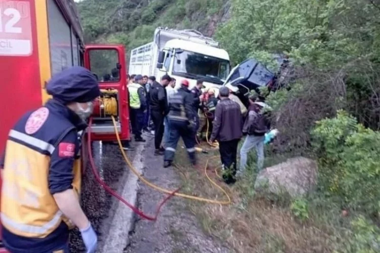 Bursa'da şerit ihlali yapan kamyonun sebep olduğu kaza meydana geldi 
