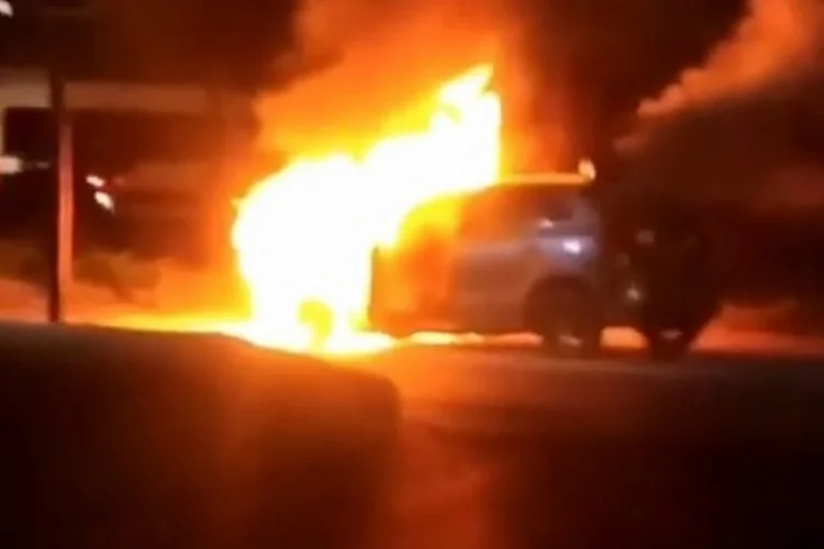 Mersin'de park halindeki otomobil yandı