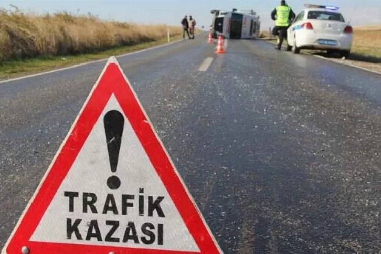 Bursa İnegöl'de hafif ticari araç ile otomobil çarpıştı, 1'i çocuk 5 kişi yaralandı