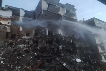 Büyük kısmı yıkılan binanın 7. katı ayakta kaldı