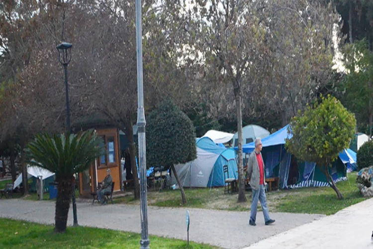 Vatandaşlar parklarda  çadırlarda yaşıyor