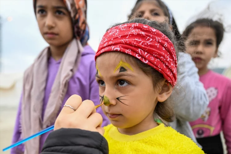 Çadır kentteki çocukların hayalleri Birsen ablalarının etkinlikleriyle renkleniyor