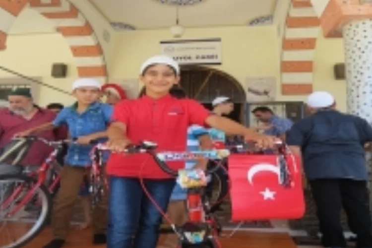 Camiye gidenlere bisiklet hediye