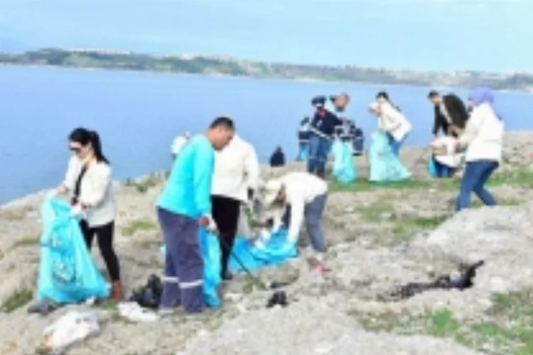 Çevre dostu kargocular göl kıyısını temizledi
