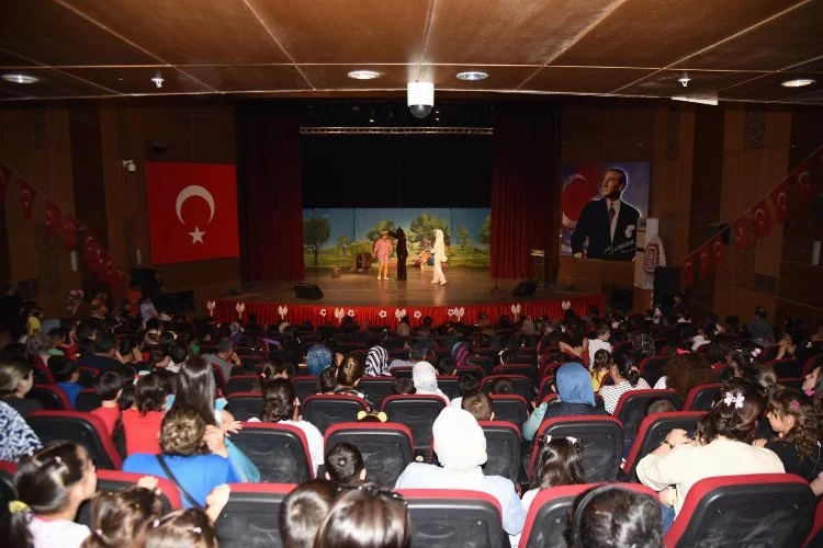 Ceyhan Belediyesi, 23 Nisan'da çocuklara ücretsiz tiyatro ve şenlik düzenledi