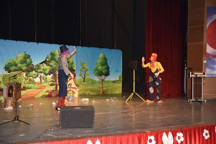 Ceyhan Belediyesi, 23 Nisan'da çocuklara ücretsiz tiyatro ve şenlik düzenledi 2
