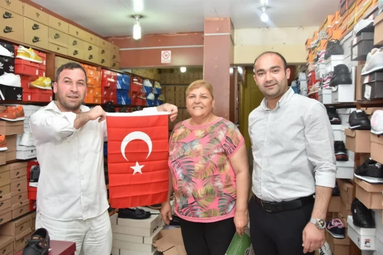 Ceyhan Belediyesi esnafa bayrak dağıttı