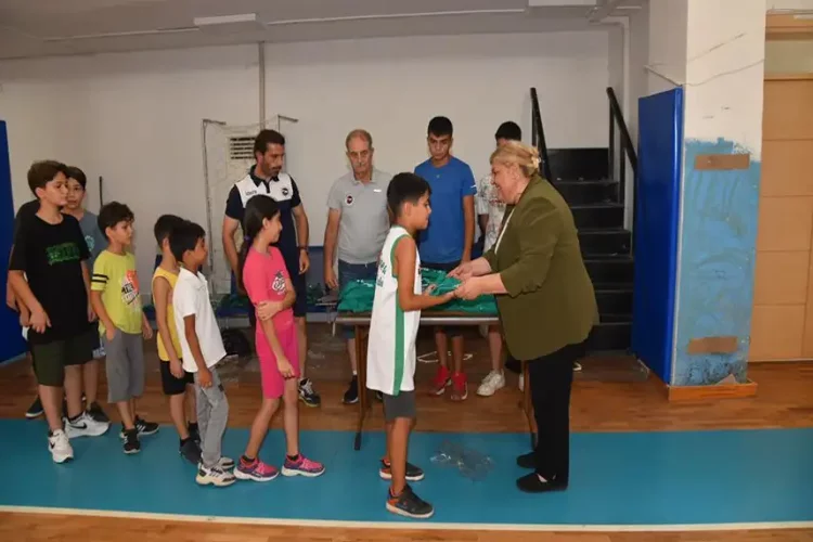 Başkan Erdem'den kurslara katılan çocuklara forma hediyesi