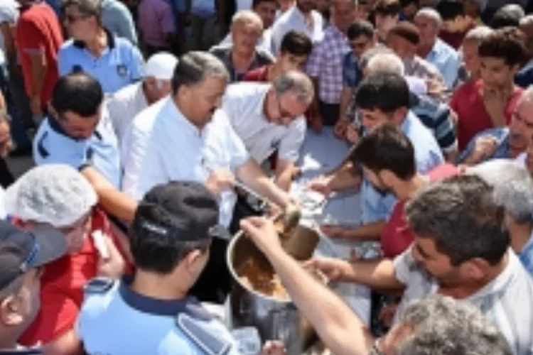Ceyhan Belediyesi‘nden 2 bin kişiye aşure ikramı