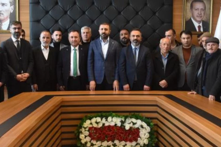 CHP Bitlis Belediye Başkan adayı ve yaklaşık 300 akrabası Ak Parti'ye geçti