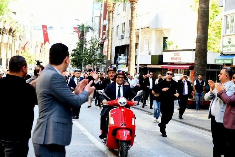 CHP Genel Başkanı Özel'den kırmızı motosiklet hediyesi