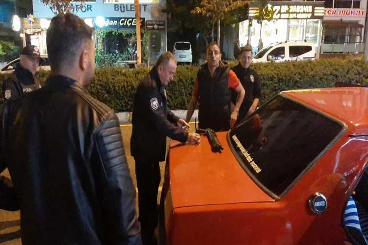 ÇORUM - Polisin durdurduğu otomobilden silah ve uyuşturucu kullanma aparatı çıktı