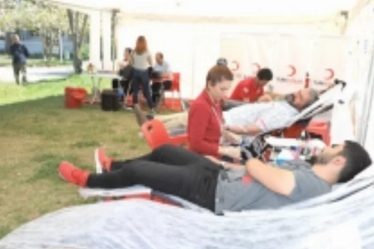 ÇÜ’de Kızılay’a kan bağışı kampanyası