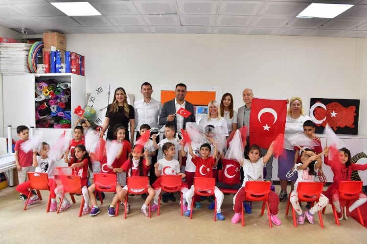 Çukurova Belediye Başkanı Emrah Kozay, 23 Nisan'da çocukların sevincine ortak oldu