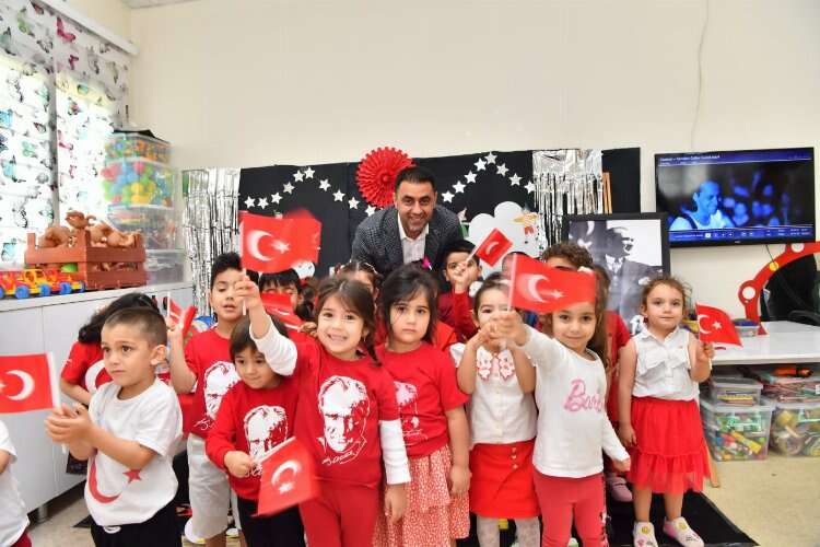 Çukurova Belediye Başkanı Emrah Kozay, 23 Nisan'da çocukların sevincine ortak oldu 2