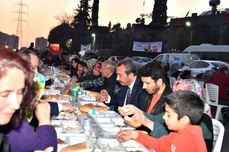 Çukurova Belediye Başkanı Soner Çetin'den iftar programında mahalle sakinlerine müjde 3