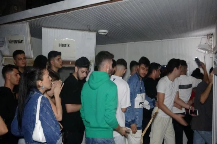 Adana’da Çukurova Rock Festivali’nde gençler bariyerleri bilet gişelerini yıkıp içeri girdi