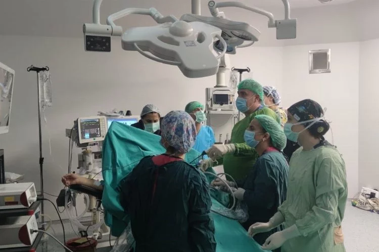 Defne Devlet Hastanesi’nde kapalı yöntemle safra kesesi alma ameliyatı gerçekleştirildi