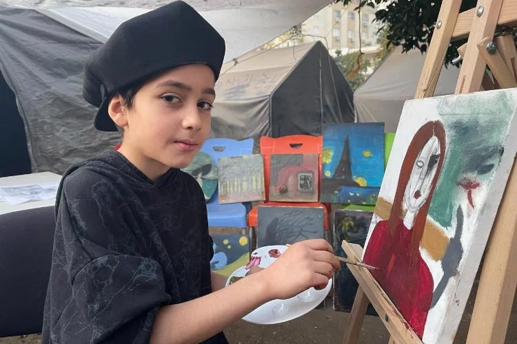 Deprem evini yıksa da hayallerini yıkamadı: 10 yaşındaki ressam eserlerini çadırda çiziyor