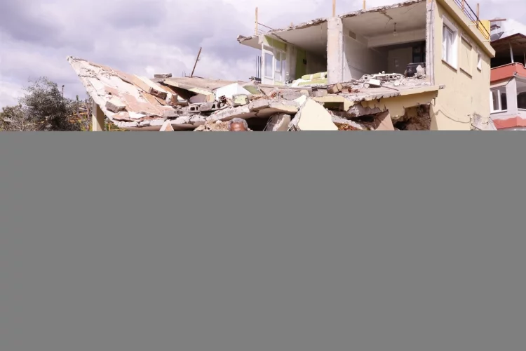 Depremde evleri yıkılan çift, zihinsel engelli çocukları ile çadırda yaşıyor