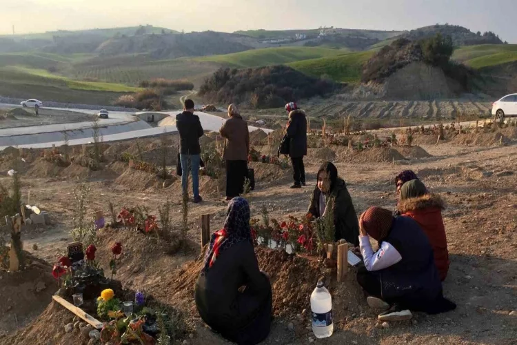 Depremde hayatını kaybedenlerin mezarları yürek yaktı